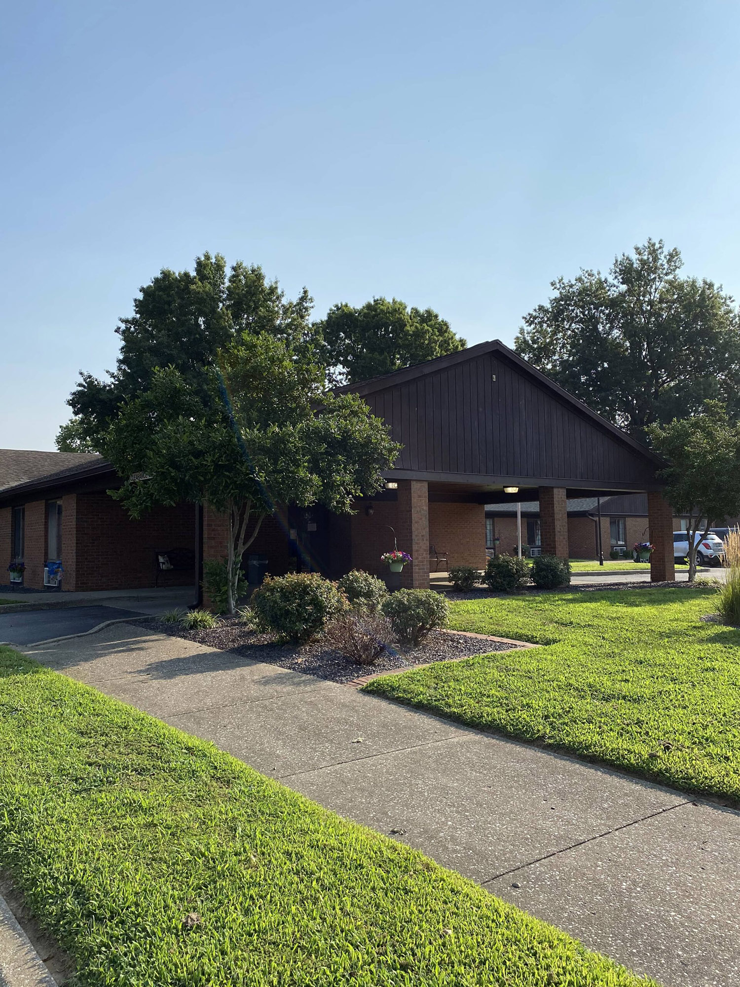 Brickyard Healthcare Brentwood Care Center exterior lawn